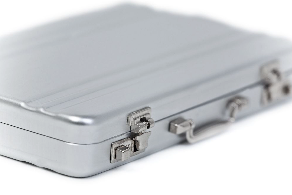 Luxe visitekaarthouder in koffer vorm - zilver - detail